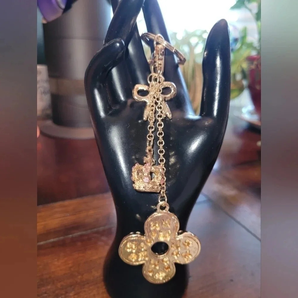 Bag Charm of Pink Clover, crown, and bow - Picture 3 of 4